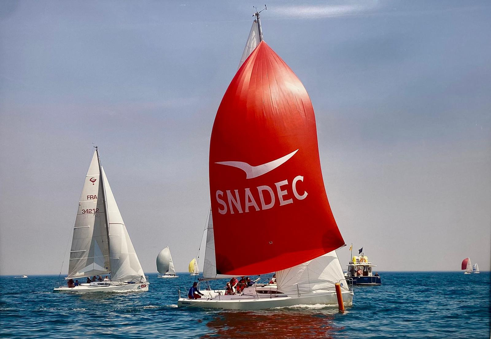 Voilier SNADEC naviguant, symbolisant la stratégie de développement et d'innovation durable de l'entreprise.