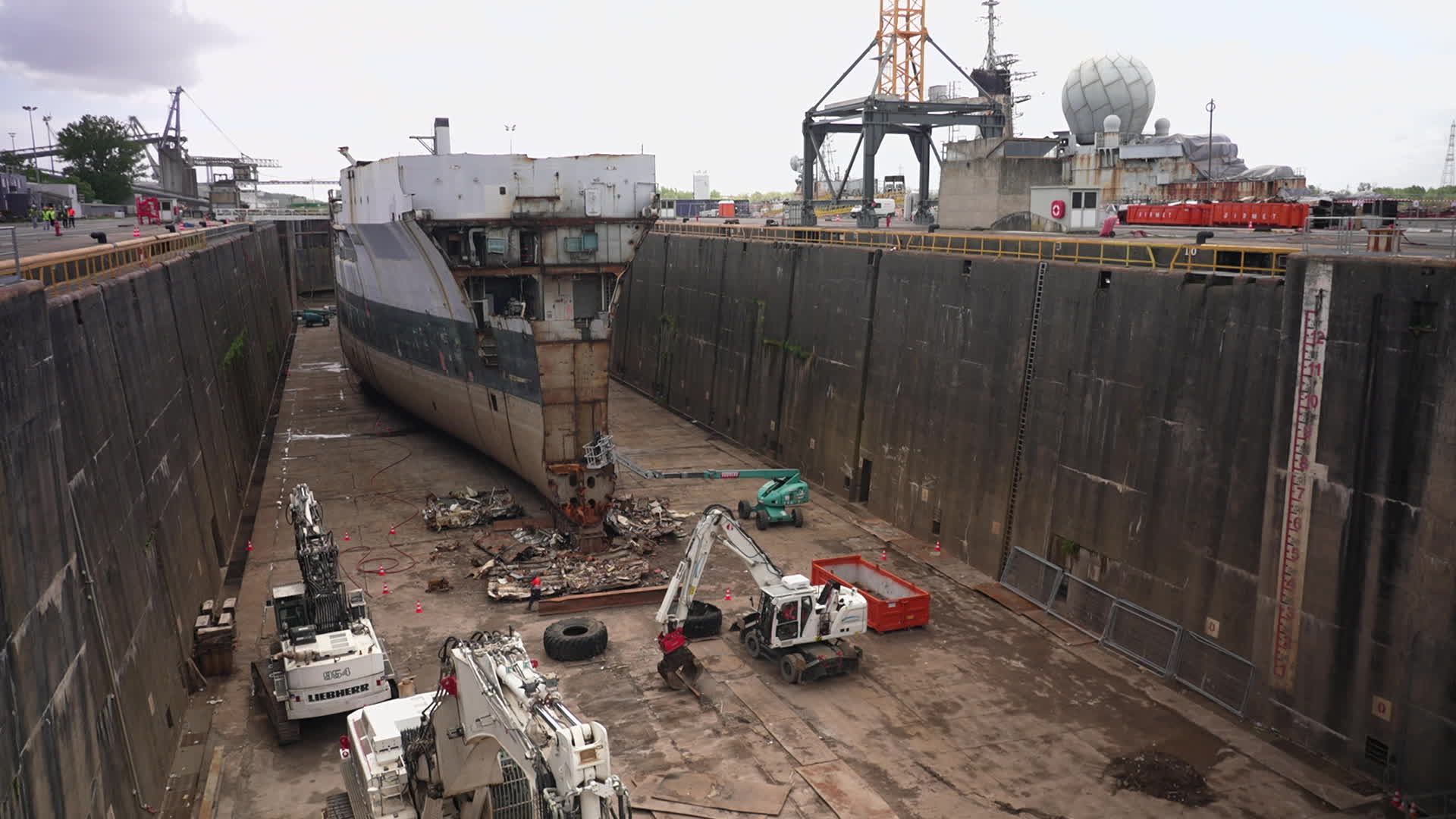Usine SNADEC de Grémonville en Normandie, site de démantèlement de navires de guerre pour la Marine Nationale.