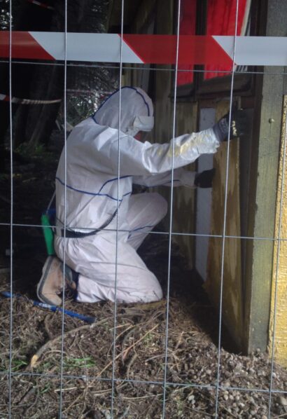 Technicien en équipement de protection individuelle effectuant un surfactage sur site.