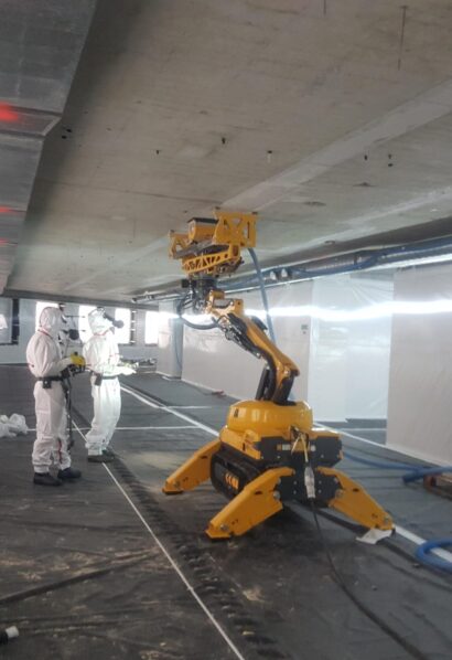 Travaux de mécanisation dans un tunnel, montrant des équipements spécialisés.
